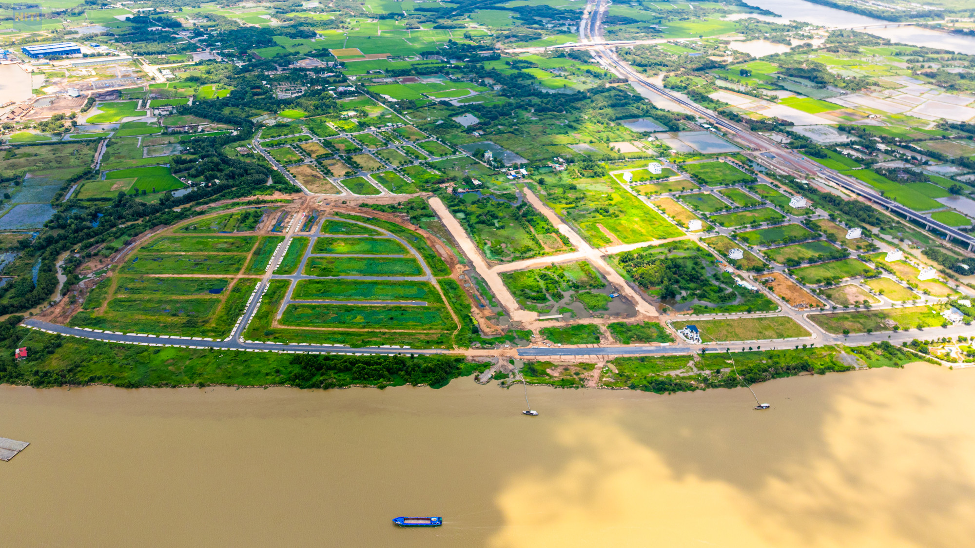 Flycam toàn cảnh khu đất nền ven sông đắc địa tại Nhơn Trạch, Đồng Nai với hạ tầng giao thông và khu dân cư mới đang phát triển mạnh.