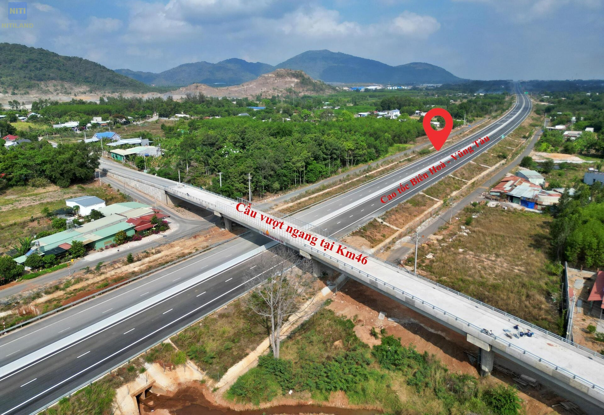 Cầu vượt ngang cao tốc Biên Hòa - Vũng Tàu thi công