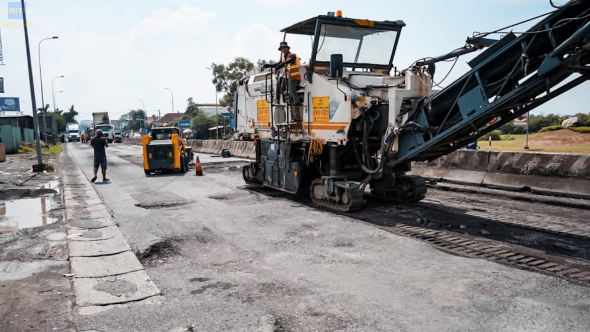 Gần 200 máy móc thi công nâng cấp quốc lộ 51 ngày đêm