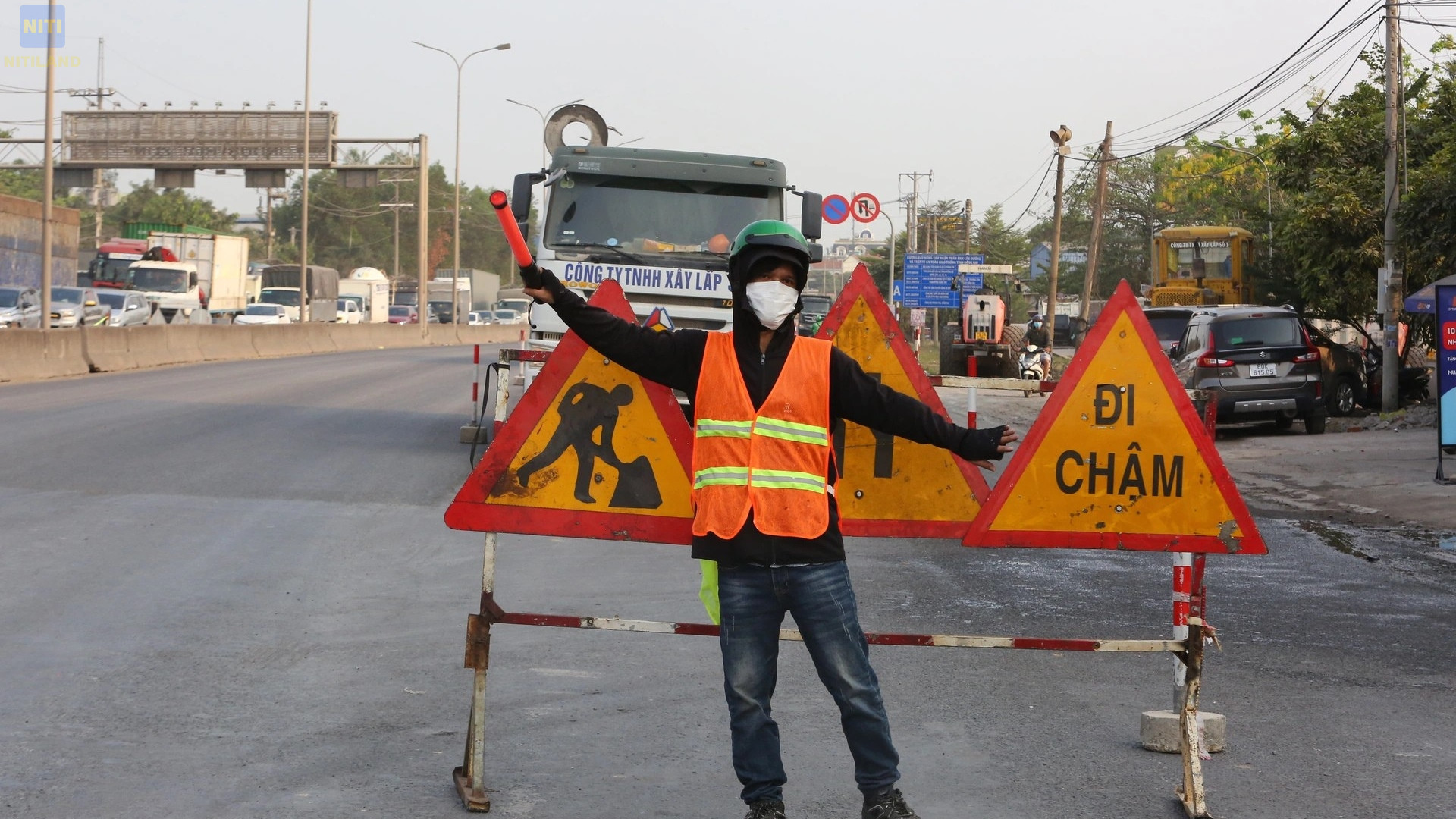 Công nhân phân luồng an toàn giao thông quốc lộ 51