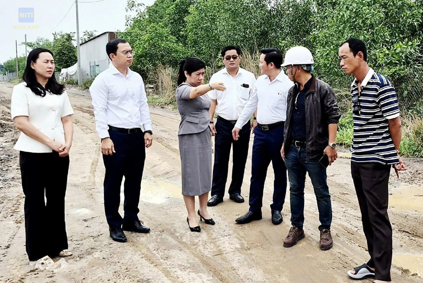 Lãnh đạo phường Long Thành khảo sát đường xuống cấp do thi công cao tốc