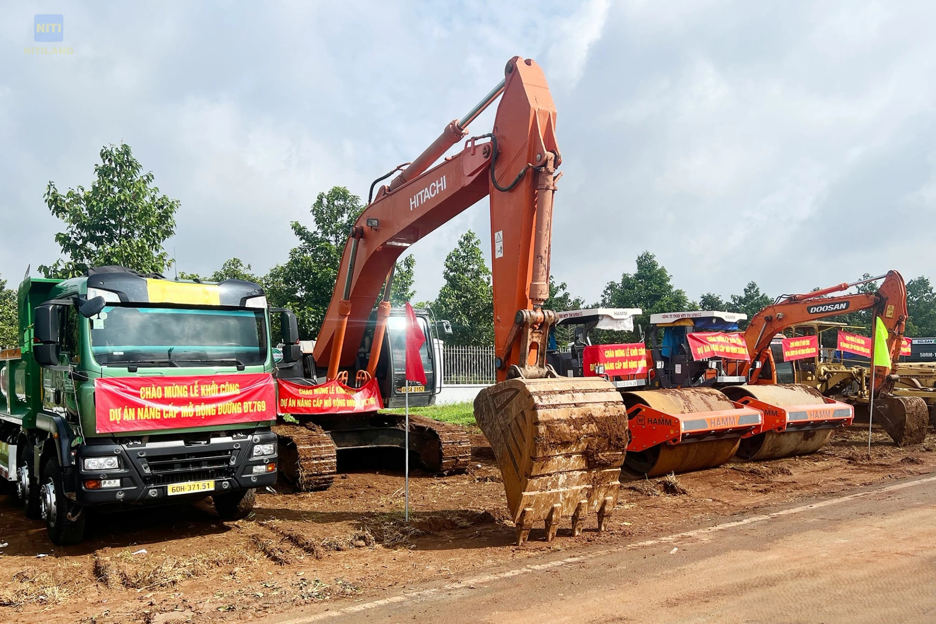 Máy móc sẵn sàng thi công dự án ĐT769