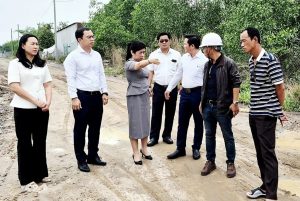 Lãnh đạo phường Long Thành khảo sát đường xuống cấp do thi công cao tốc